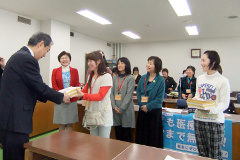 中川局長（左）に署名を手渡す人たち