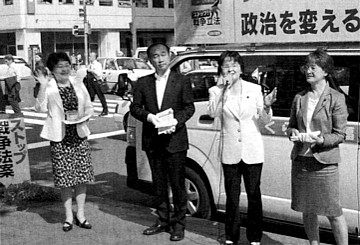 北海道庁前で訴える（左から）真下、宮川、佐野、菊地の各道議