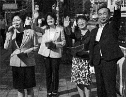 道庁前で宣伝する（左から）真下、佐野、菊地、宮川の各氏