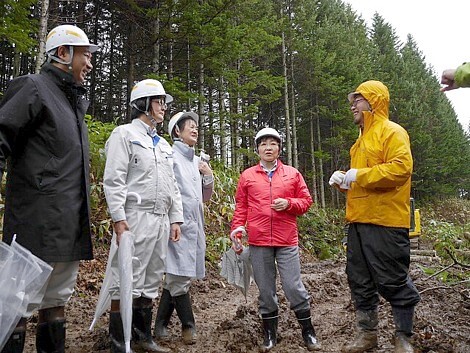 木質バイオマス利用の取り組みについて説明受ける（左から）宮川潤、佐野弘美、菊地葉子、真下紀子の各道議